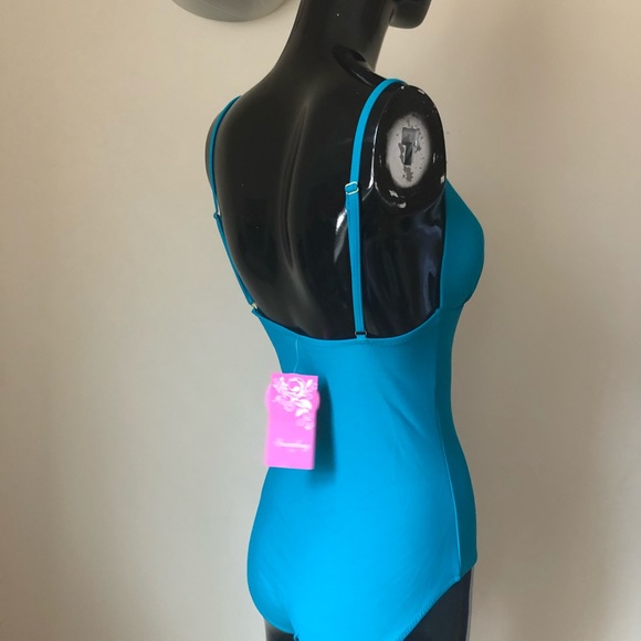 One piece Swimsuit - Picture 3 of 7